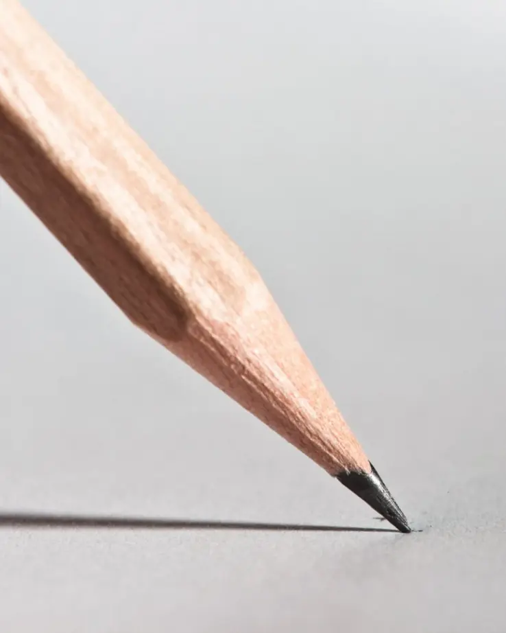 Een close-up van een potlood dat scholen ondersteunt met sociale veiligheid. School en Veiligheid