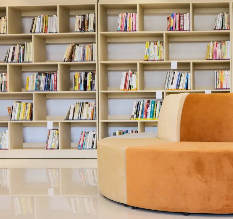 Een oranje stoel voor een boekenplank die scholen bij sociale veiligheid ondersteunt School en Veiligheid