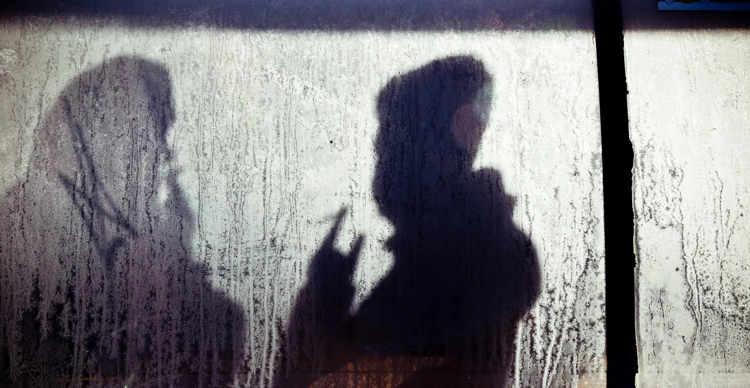 Het silhouet van een persoon op een muur gegoten. School en Veiligheid