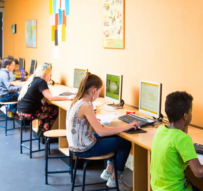 Leerlingen in een computerlokaal. Deze leerlingen komen niet voor in het artikel.