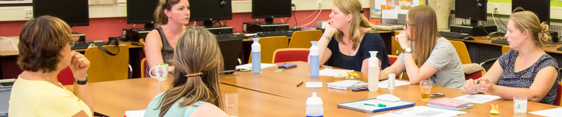 Leraren bespreken uitwisseling persoonsgegevens leerling binnen de school