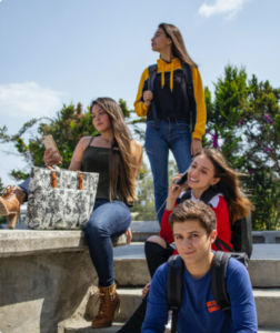 Een groep mensen zittend op de trap steunt scholen bij sociale veiligheid. School en Veiligheid
