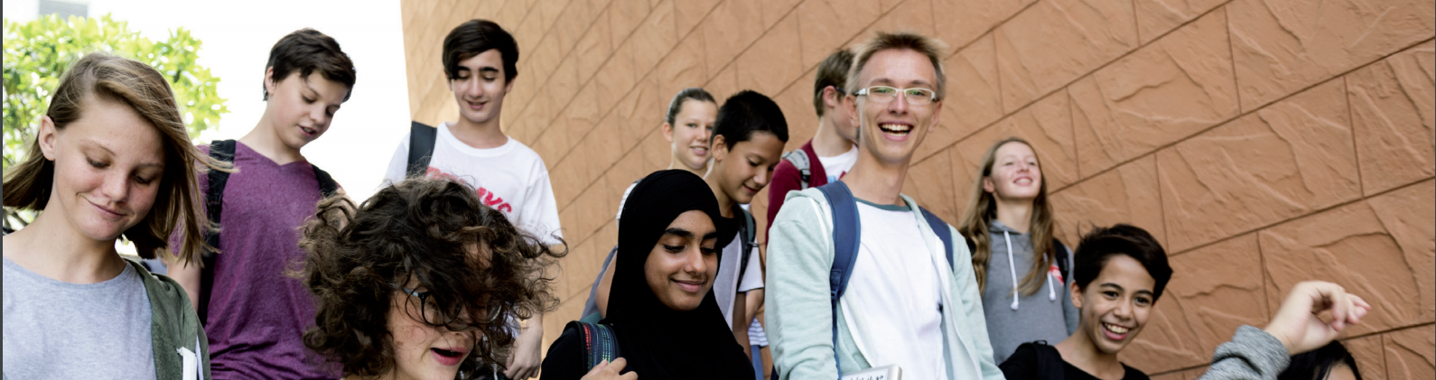 Een groep mensen die bij elkaar staan op school. School en Veiligheid