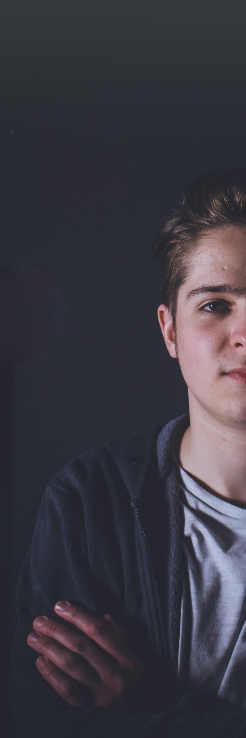 Een man die scholen ondersteunt bij het bevorderen van de sociale veiligheid. School en Veiligheid