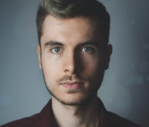 Een close-up van Hans, een man met blauwe ogen. School en Veiligheid