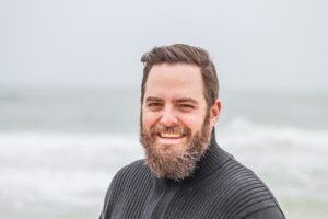Hans Oorschot, een man met een baard, glimlachend. School en Veiligheid