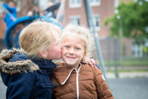 Twee kleine meisjes verkennen hun seksualiteit in een speeltuin. School en Veiligheid