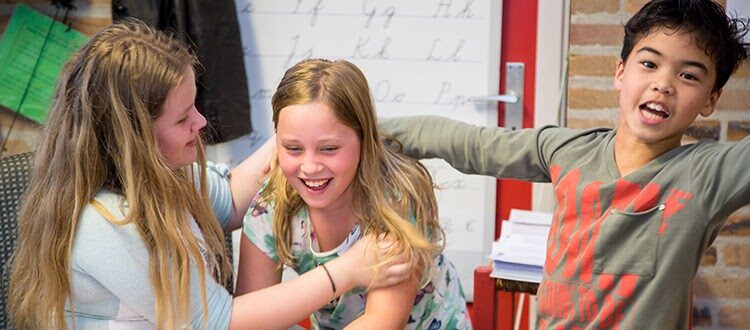 stoeiende meiden en jongen