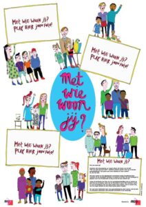 Een poster met het Kwartetspel 'Met wie woon jij?' spel, met een foto van een groep mensen. School en Veiligheid