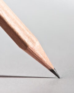 Een close-up van een potlood dat scholen ondersteunt met sociale veiligheid. School en Veiligheid