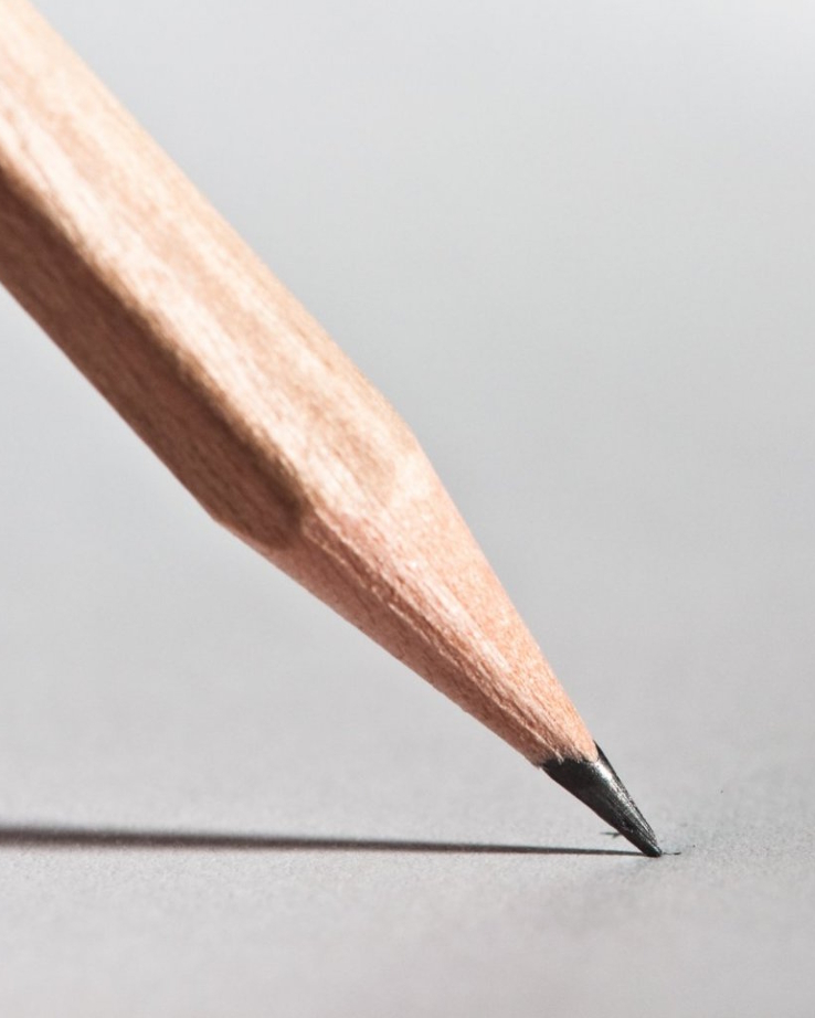 Een close-up van een potlood dat scholen ondersteunt met sociale veiligheid. School en Veiligheid