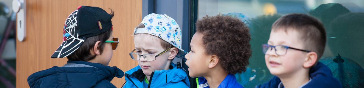 Aan het begin van een sociale en veilige schooldag staat een groep kinderen samen voor een glazen deur. School en Veiligheid
