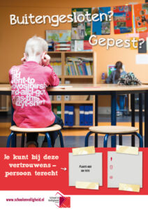 Een Voorlichtingsposter met een foto van een kind dat aan een bureau zit. School en Veiligheid