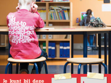 Een Voorlichtingsposter met een foto van een kind dat aan een bureau zit. School en Veiligheid