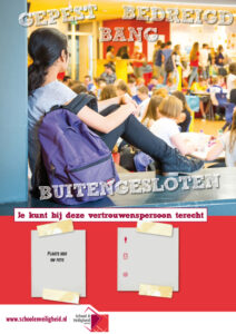 Een vertrouwenspersoon zittend op een bankje in een Voorlichtingsposters. School en Veiligheid