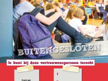 Een vertrouwenspersoon zittend op een bankje in een Voorlichtingsposters. School en Veiligheid