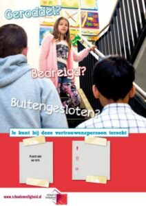 Een poster met een groep kinderen op de trap, waaruit blijkt dat ze vertrouwen hebben in hun vertrouwenspersoon. School en Veiligheid
