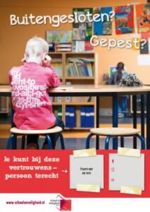 Een poster met een foto van een kind dat aan een bureau zit en waarin het belang van een vertrouwenspersoon als contactpersoon bij pesten wordt gepromoot. School en Veiligheid