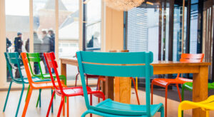 Een houten tafel en stoelen. School en Veiligheid