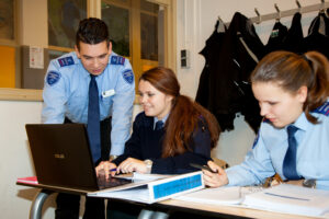 Een vrouw in een blauw uniform op het mbo. School en Veiligheid
