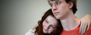 Een man en een vrouw die elkaar omhelzen, een voorbeeld van gezonde relaties en intimiteit in het voortgezet onderwijs. School en Veiligheid