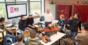 Omgaan met seksualiteit in het voortgezet onderwijs, een groep mensen die in een klaslokaal rond een tafel zitten. School en Veiligheid
