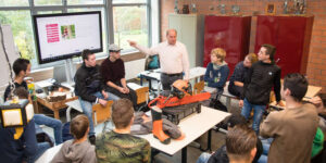 Een groep mensen die seksuele voorlichting bespreken in een klaslokaal. School en Veiligheid