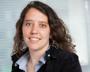 Een vrouw in een zwart jasje bij BurgerschapsBorrels. School en Veiligheid