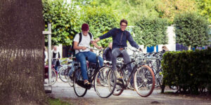 Twee mannen op fietsen. School en Veiligheid