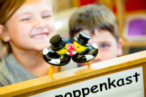 Een groep kinderen kijkt naar een bord met de tekst seksuele diversiteit in het primair onderwijs. School en Veiligheid