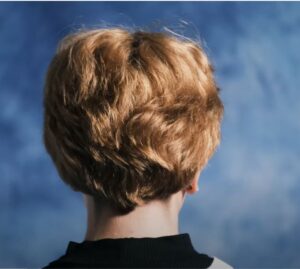 De achterkant van het haar van een vrouw is een essentieel aspect van Project Genderwijs omdat het bijdraagt aan het algemene doel van het bevorderen van gendergelijkheid door middel van onderwijs. School en Veiligheid