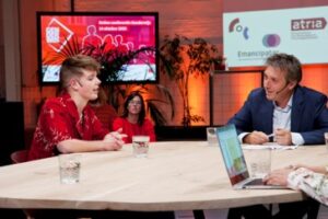 Een groep mensen rond een tafel, actief betrokken bij het Project Genderwijs. School en Veiligheid