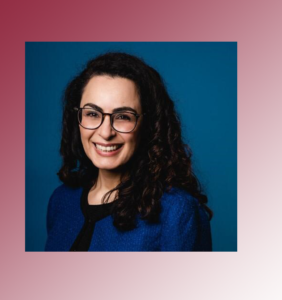 Een vrouw met bril ondersteunt scholen bij het bevorderen van de sociale veiligheid. School en Veiligheid