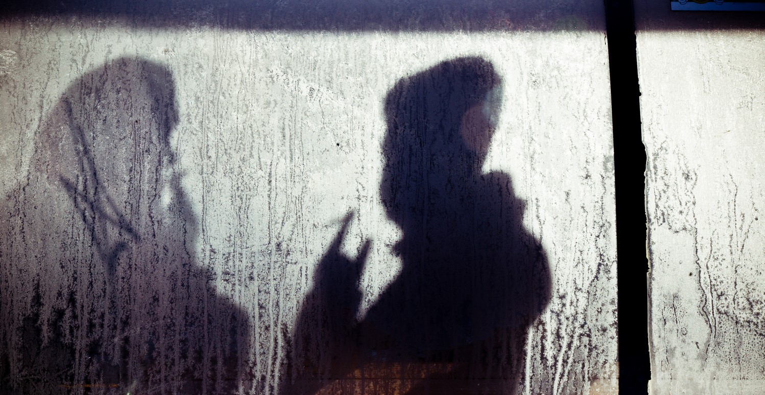 Het silhouet van een persoon op een muur gegoten. School en Veiligheid