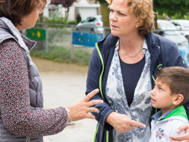 Een vrouw die scholen ondersteunt bij het bevorderen van de sociale veiligheid. School en Veiligheid