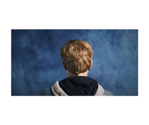 Van achteren wordt een man met een kap gezien, die verkenning in de context van gender en onderwijs voorstelt. School en Veiligheid