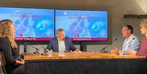 Een groep mensen die gezonde relaties en seksualiteit bespreekt en onderzoekt in pabo- en lerarenopleidingen terwijl ze aan een tafel voor een groot scherm zitten. School en Veiligheid