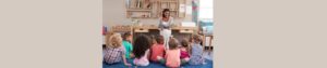 Een groep kinderen zit in een klaslokaal en doet mee aan burgerschaps- en SEL-activiteiten. School en Veiligheid