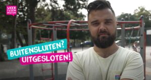 Een man met een baard die voor een speeltuin staat en scholen ondersteunt in sociale veiligheid. School en Veiligheid