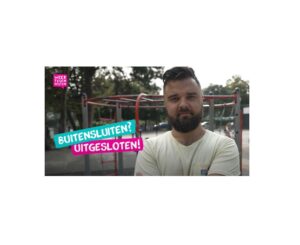 Een man met een baard die voor een speeltuin staat en scholen ondersteunt bij het bevorderen van de sociale veiligheid. School en Veiligheid