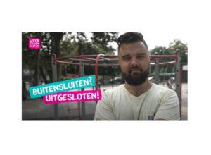 Een man met een baard die voor een speeltuin staat en de veiligheid op school ondersteunt. School en Veiligheid