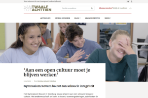 Een website met praktijkverhalen van mensen die zich inzetten voor het bevorderen van seksuele integriteit, met een foto van een groep in een klaslokaal. School en Veiligheid