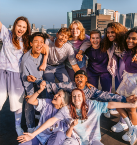 Een groep mensen poseert voor een foto op een dak, steunt scholen bij sociale veiligheid. School en Veiligheid