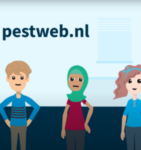 Een groep mensen staat voor een muur met de woorden pestweb nl en ondersteunt scholen bij het vergroten van de sociale veiligheid. School en Veiligheid