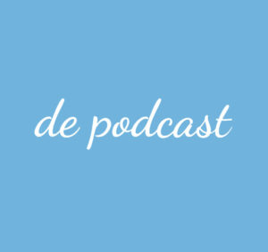 Het de podcast-logo op een blauwe achtergrond, ter ondersteuning van scholen in sociale veiligheid. School en Veiligheid