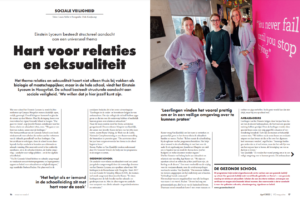 Een tijdschrift over seksuele integriteit, met praktijkverhalen en een foto van een vrouw en twee mannen. School en Veiligheid