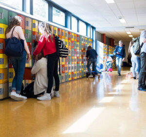 Schoolsituatie: leerlingen in de gang bij kluisjes