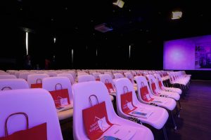 De goodybags op de stoelen bij de onderwijsconferentie Met Alle Respect! 2023