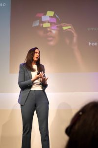 Iris Posthouwer was de tweede keynotespreker tijdens het ochtendprogramma van de onderwijsconferentie Met Alle Respect! 2023