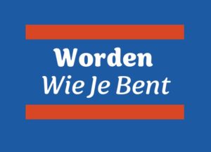 "Worden Wie Je Bent" gecentreerd op een blauwe achtergrond met twee horizontale oranje lijnen. School en Veiligheid